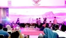 Siswa SD Muhammadiyah Purin menampilkan drama bertema lingkungan dalam Gelar Prestasi ke-24 di Pendopo Kabupaten Kendal. Foto : Wawasannews.com