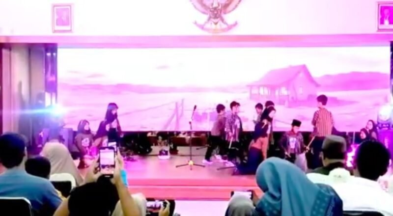 Siswa SD Muhammadiyah Purin menampilkan drama bertema lingkungan dalam Gelar Prestasi ke-24 di Pendopo Kabupaten Kendal. Foto : Wawasannews.com
