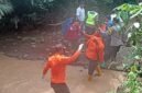 Petugas gabungan dari BPBD, kepolisian, dan relawan mengevakuasi jenazah pria tanpa identitas dengan menyeberangi aliran sungai di kawasan hutan Darupono, Kendal, Senin (27/4/2026). Foto : Wawasannews.com