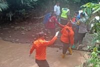Petugas gabungan dari BPBD, kepolisian, dan relawan mengevakuasi jenazah pria tanpa identitas dengan menyeberangi aliran sungai di kawasan hutan Darupono, Kendal, Senin (27/4/2026). Foto : Wawasannews.com
