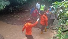 Petugas gabungan dari BPBD, kepolisian, dan relawan mengevakuasi jenazah pria tanpa identitas dengan menyeberangi aliran sungai di kawasan hutan Darupono, Kendal, Senin (27/4/2026). Foto : Wawasannews.com