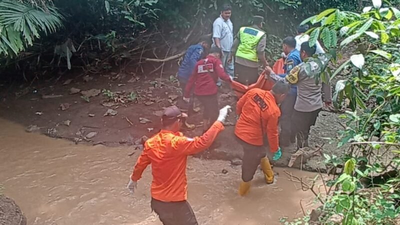 Petugas gabungan dari BPBD, kepolisian, dan relawan mengevakuasi jenazah pria tanpa identitas dengan menyeberangi aliran sungai di kawasan hutan Darupono, Kendal, Senin (27/4/2026). Foto : Wawasannews.com