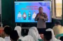 Kasat Binmas Polres Kendal Agus Supriyadi, saat menyampaikan materi sosialisasi tentang pencegahan kenakalan remaja dan bullying kepada para siswa di lingkungan sekolah. Foto : Wawasannews.com