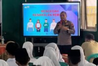 Kasat Binmas Polres Kendal Agus Supriyadi, saat menyampaikan materi sosialisasi tentang pencegahan kenakalan remaja dan bullying kepada para siswa di lingkungan sekolah. Foto : Wawasannews.com