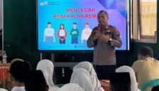 Kasat Binmas Polres Kendal Agus Supriyadi, saat menyampaikan materi sosialisasi tentang pencegahan kenakalan remaja dan bullying kepada para siswa di lingkungan sekolah. Foto : Wawasannews.com