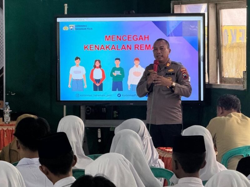 Kasat Binmas Polres Kendal Agus Supriyadi, saat menyampaikan materi sosialisasi tentang pencegahan kenakalan remaja dan bullying kepada para siswa di lingkungan sekolah. Foto : Wawasannews.com