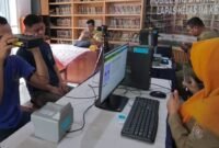 Petugas Dinas Kependudukan dan Pencatatan Sipil (Disdukcapil) Kabupaten Kendal melakukan perekaman data e-KTP terhadap warga binaan di Lapas Kelas IIA Kendal. Foto : Wawasannews.com
