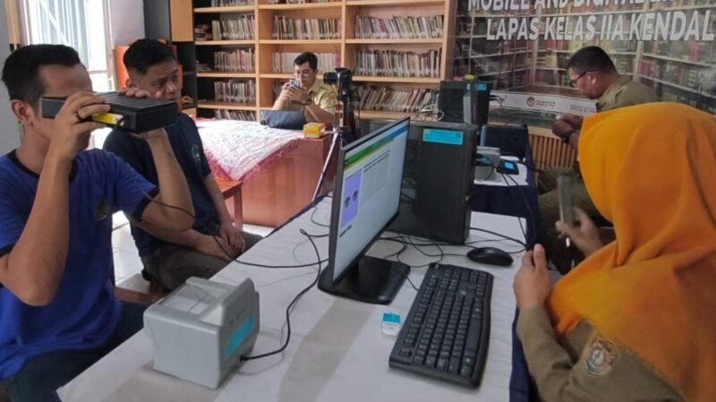 Petugas Dinas Kependudukan dan Pencatatan Sipil (Disdukcapil) Kabupaten Kendal melakukan perekaman data e-KTP terhadap warga binaan di Lapas Kelas IIA Kendal. Foto : Wawasannews.com
