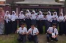 Siswa SMPN 2 Cepiring bersama guru Bahasa Inggris Ana Rahmawati Ningsih, menunjukkan buku Refleksi Pembelajaran Bahasa Inggris Guru dan Siswa Tahun Ajaran 2025-2026. (Istimewa/Wawasannews)
