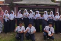 Siswa SMPN 2 Cepiring bersama guru Bahasa Inggris Ana Rahmawati Ningsih, menunjukkan buku Refleksi Pembelajaran Bahasa Inggris Guru dan Siswa Tahun Ajaran 2025-2026. (Istimewa/Wawasannews)