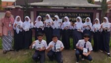 Siswa SMPN 2 Cepiring bersama guru Bahasa Inggris Ana Rahmawati Ningsih, menunjukkan buku Refleksi Pembelajaran Bahasa Inggris Guru dan Siswa Tahun Ajaran 2025-2026. (Istimewa/Wawasannews)