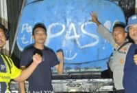 Petugas aparat menunjukkan kendaraan tangki penampung yang diduga digunakan dalam praktik penyalahgunaan solar subsidi di wilayah Karangsari. (Istimewa/Wawasannews)
