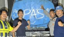 Petugas aparat menunjukkan kendaraan tangki penampung yang diduga digunakan dalam praktik penyalahgunaan solar subsidi di wilayah Karangsari. (Istimewa/Wawasannews)