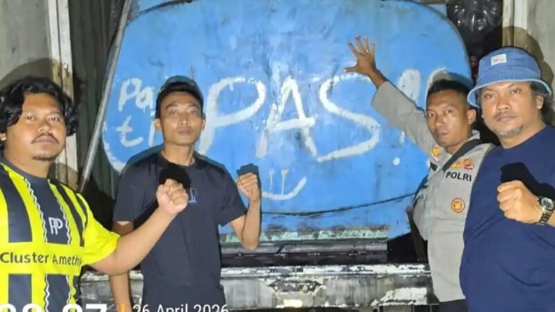 Petugas aparat menunjukkan kendaraan tangki penampung yang diduga digunakan dalam praktik penyalahgunaan solar subsidi di wilayah Karangsari. (Istimewa/Wawasannews)