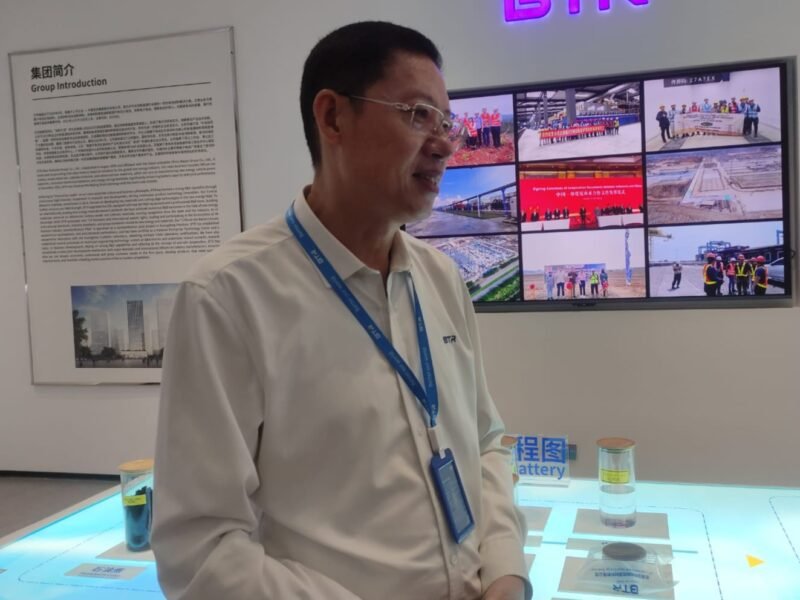 Presiden Direktur PT BTR, Wu Lei, menyampaikan kendala logistik yang dihadapi industri akibat keterbatasan kapasitas Pelabuhan Tanjung Emas Semarang kepada awak media. (Istimewa/Wawasannews)