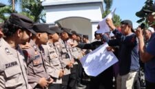 Personel Polres Kendal mengikuti simulasi Sistem Pengamanan Kota (Sispamkota) dengan skenario penanganan aksi unjuk rasa di kawasan Alun-alun Kendal, Rabu (29/4). (Istimewa/Wawasannews)