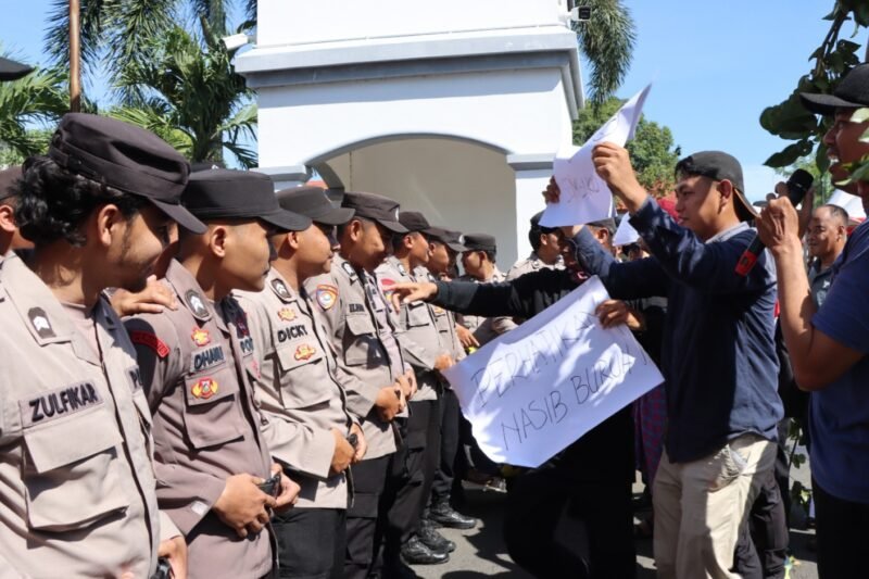 Personel Polres Kendal mengikuti simulasi Sistem Pengamanan Kota (Sispamkota) dengan skenario penanganan aksi unjuk rasa di kawasan Alun-alun Kendal, Rabu (29/4). (Istimewa/Wawasannews)