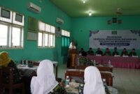 Kepala SMA NU 05 Brangsong Ana Khoirul Umami, menyampaikan paparan strategi sukses Sistem Penerimaan Murid Baru (SPMB) dalam kegiatan Pembinaan Lembaga Pendidikan Ma’arif NU Kecamatan Brangsong yang digelar di SMA NU 05 Brangsong, Kamis (30/4/2026). (Istimewa/Wawasannews)