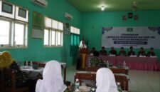 Kepala SMA NU 05 Brangsong Ana Khoirul Umami, menyampaikan paparan strategi sukses Sistem Penerimaan Murid Baru (SPMB) dalam kegiatan Pembinaan Lembaga Pendidikan Ma’arif NU Kecamatan Brangsong yang digelar di SMA NU 05 Brangsong, Kamis (30/4/2026). (Istimewa/Wawasannews)
