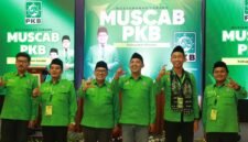 Bakal calon Ketua DPC PKB Kendal berfoto bersama usai ditetapkan dalam sidang pleno Musyawarah Cabang (Muscab) di Hotel Sae Inn Kendal, Minggu malam (19/4/2026). Foto: Fuad/Wawasannews