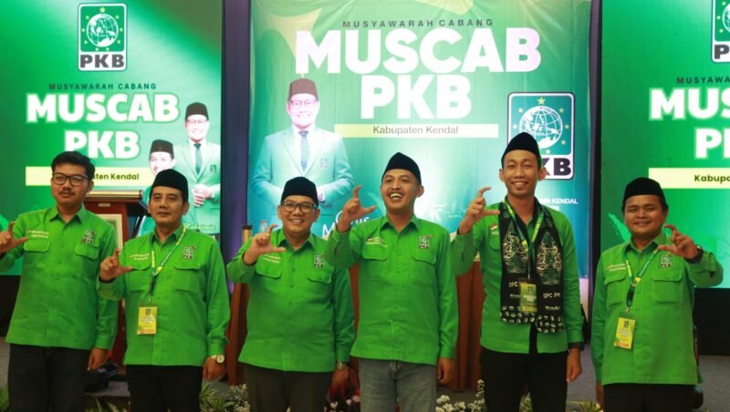 Bakal calon Ketua DPC PKB Kendal berfoto bersama usai ditetapkan dalam sidang pleno Musyawarah Cabang (Muscab) di Hotel Sae Inn Kendal, Minggu malam (19/4/2026). Foto: Fuad/Wawasannews