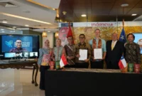 Penandatanganan kerja sama pengembangan distribusi produk tempe antara PT Azaki Food International dengan OM SpA di kantor Indonesia Trade Promotion Center (ITPC) Santiago di Chile, Rabu (1/4/2026). (Istimewa/Wawasannews)