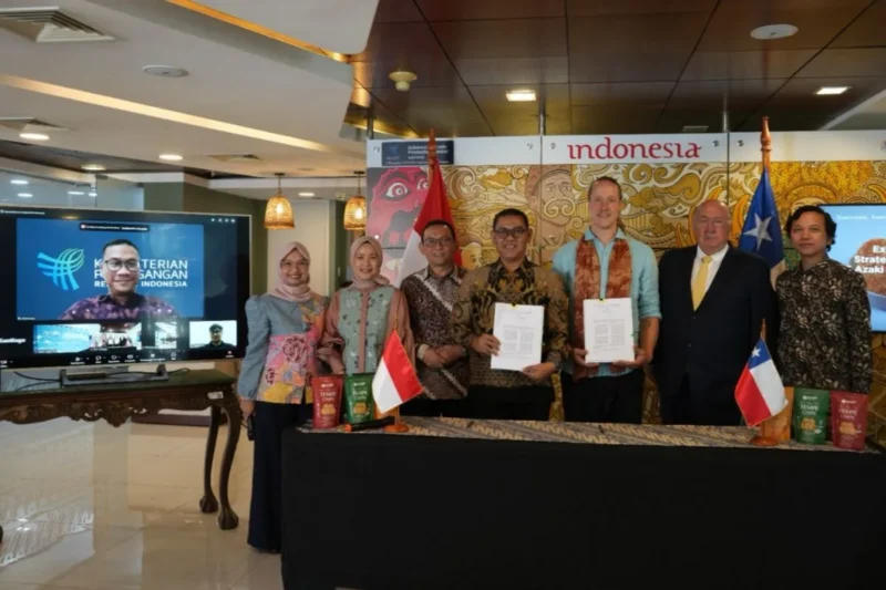 Penandatanganan kerja sama pengembangan distribusi produk tempe antara PT Azaki Food International dengan OM SpA di kantor Indonesia Trade Promotion Center (ITPC) Santiago di Chile, Rabu (1/4/2026). (Istimewa/Wawasannews)