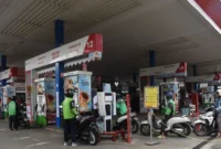 Ilustrasi - Pengendara motor antre mengisi BBM di salah satu SPBU. (Istimewa/Wawasannews) 
