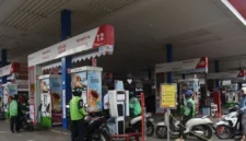 Ilustrasi - Pengendara motor antre mengisi BBM di salah satu SPBU. (Istimewa/Wawasannews) 