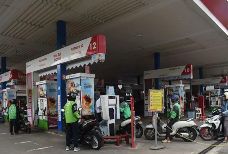 Ilustrasi - Pengendara motor antre mengisi BBM di salah satu SPBU. (Istimewa/Wawasannews) 