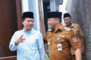 Gubernur Jawa Tengah Ahmad Luthfi berbincang hangat dengan pengasuh Ponpes API Tegalrejo KH Muhammad Yusuf Chudlori (Gus Yusuf) saat kunjungan silaturahmi di Magelang. (Istimewa/Wawasannews)
