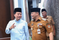 Gubernur Jawa Tengah Ahmad Luthfi berbincang hangat dengan pengasuh Ponpes API Tegalrejo KH Muhammad Yusuf Chudlori (Gus Yusuf) saat kunjungan silaturahmi di Magelang. (Istimewa/Wawasannews)