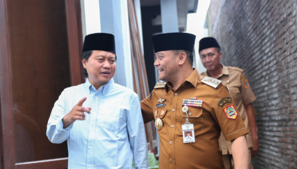 Gubernur Jawa Tengah Ahmad Luthfi berbincang hangat dengan pengasuh Ponpes API Tegalrejo KH Muhammad Yusuf Chudlori (Gus Yusuf) saat kunjungan silaturahmi di Magelang. (Istimewa/Wawasannews)