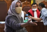 Arsip foto - Mantan Bupati Kutai Kartanegara Rita Widyasari bersiap memberikan kesaksian dalam sidang kasus dugaan suap terkait pengurusan atau penanganan sejumlah kasus di KPK dengna terdakwa Stepanus Robin Pattuju di Pengadilan Tipikor, Jakarta, Senin (18/10/2021). (Istimewa/Wawasannews)