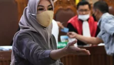 Arsip foto - Mantan Bupati Kutai Kartanegara Rita Widyasari bersiap memberikan kesaksian dalam sidang kasus dugaan suap terkait pengurusan atau penanganan sejumlah kasus di KPK dengna terdakwa Stepanus Robin Pattuju di Pengadilan Tipikor, Jakarta, Senin (18/10/2021). (Istimewa/Wawasannews)