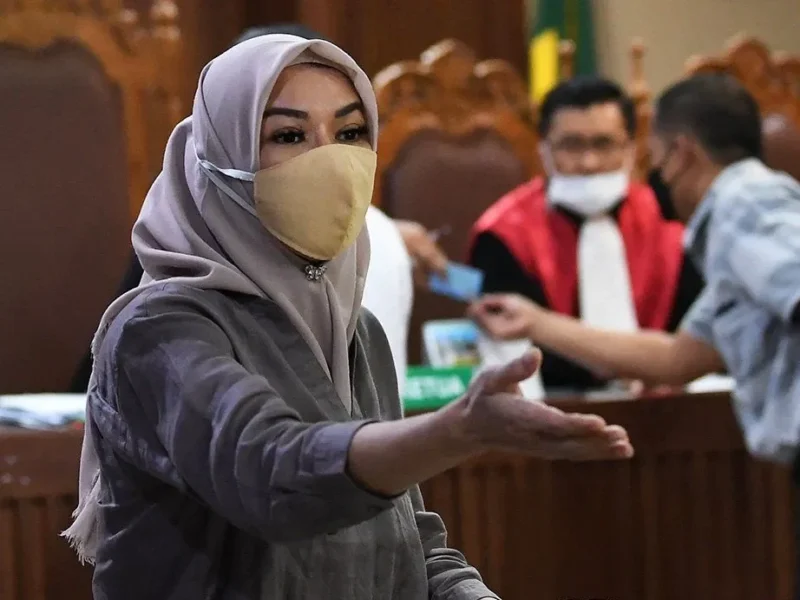 Arsip foto - Mantan Bupati Kutai Kartanegara Rita Widyasari bersiap memberikan kesaksian dalam sidang kasus dugaan suap terkait pengurusan atau penanganan sejumlah kasus di KPK dengna terdakwa Stepanus Robin Pattuju di Pengadilan Tipikor, Jakarta, Senin (18/10/2021). (Istimewa/Wawasannews)