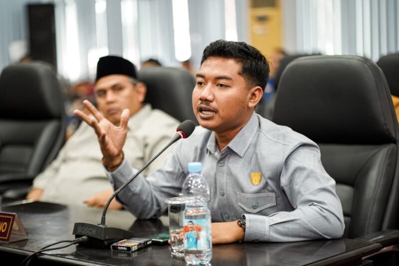  Anggota DPRD Kendal, Dian Alfat Muhammad, Saat menyampaikan interupsi dalam forum soal keluhan masyarakat. Selasa, (31/3/2026). Foto : Wawasannews.com