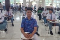 Dwianda Ferizqo Prasetia, siswa SMK PGRI 01 Sukorejo, peraih nilai sempurna 100 pada tes CAT seleksi calon Paskibraka Kabupaten Kendal tahun 2026, saat mengikuti ujian di Pendopo Tumenggung Bahurekso Kendal, Rabu (1/4/2026). Foto: Istimewa/Wawasannews