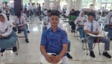 Dwianda Ferizqo Prasetia, siswa SMK PGRI 01 Sukorejo, peraih nilai sempurna 100 pada tes CAT seleksi calon Paskibraka Kabupaten Kendal tahun 2026, saat mengikuti ujian di Pendopo Tumenggung Bahurekso Kendal, Rabu (1/4/2026). Foto: Istimewa/Wawasannews