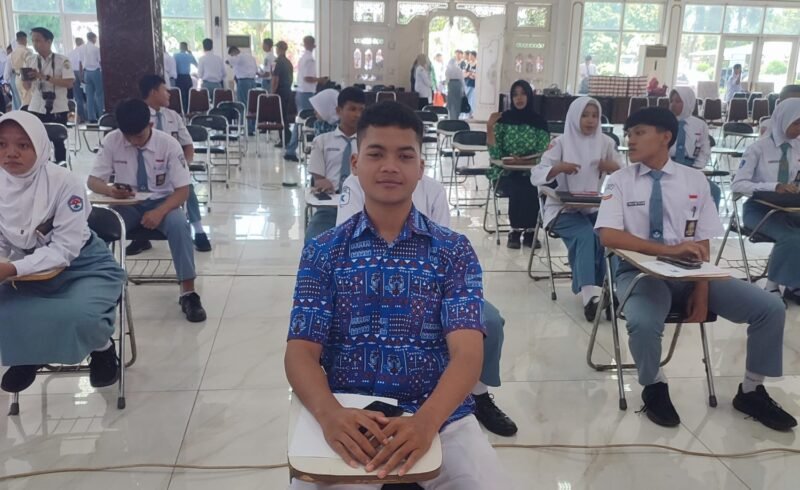 Dwianda Ferizqo Prasetia, siswa SMK PGRI 01 Sukorejo, peraih nilai sempurna 100 pada tes CAT seleksi calon Paskibraka Kabupaten Kendal tahun 2026, saat mengikuti ujian di Pendopo Tumenggung Bahurekso Kendal, Rabu (1/4/2026). Foto: Istimewa/Wawasannews