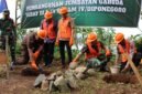 Dandim 0715/Kendal Letkol Inf Bagus Setyawan bersama Wakil Bupati Kendal H. Benny Karnadi, S.Ag. dan jajaran Forkopimda melakukan prosesi peletakan batu pertama pembangunan Jembatan Garuda Merah Putih di Desa Mojoagung, Kecamatan Plantungan, sebagai simbol dimulainya proyek infrastruktur penghubung Kendal–Batang, Selasa (31/3/2026).