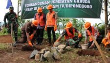 Dandim 0715/Kendal Letkol Inf Bagus Setyawan bersama Wakil Bupati Kendal H. Benny Karnadi, S.Ag. dan jajaran Forkopimda melakukan prosesi peletakan batu pertama pembangunan Jembatan Garuda Merah Putih di Desa Mojoagung, Kecamatan Plantungan, sebagai simbol dimulainya proyek infrastruktur penghubung Kendal–Batang, Selasa (31/3/2026).