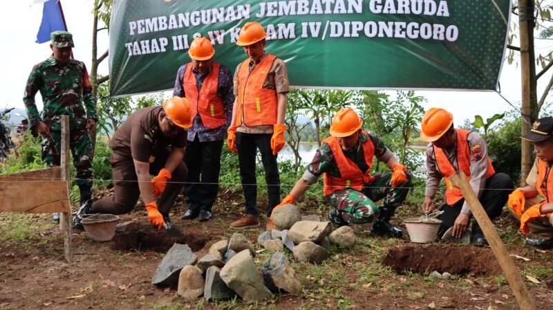 Dandim 0715/Kendal Letkol Inf Bagus Setyawan bersama Wakil Bupati Kendal H. Benny Karnadi, S.Ag. dan jajaran Forkopimda melakukan prosesi peletakan batu pertama pembangunan Jembatan Garuda Merah Putih di Desa Mojoagung, Kecamatan Plantungan, sebagai simbol dimulainya proyek infrastruktur penghubung Kendal–Batang, Selasa (31/3/2026).