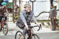 Potret Ketua DPRD Kendal Mahfud Sodiq, memasuki gerbang kantor DPRD Kendal dengan bersepeda. Rabu, (31/03/2026). Foto : Tangkapan layar Instagram/@mahfudsq.