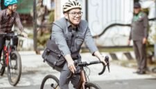 Potret Ketua DPRD Kendal Mahfud Sodiq, memasuki gerbang kantor DPRD Kendal dengan bersepeda. Rabu, (31/03/2026). Foto : Tangkapan layar Instagram/@mahfudsq.