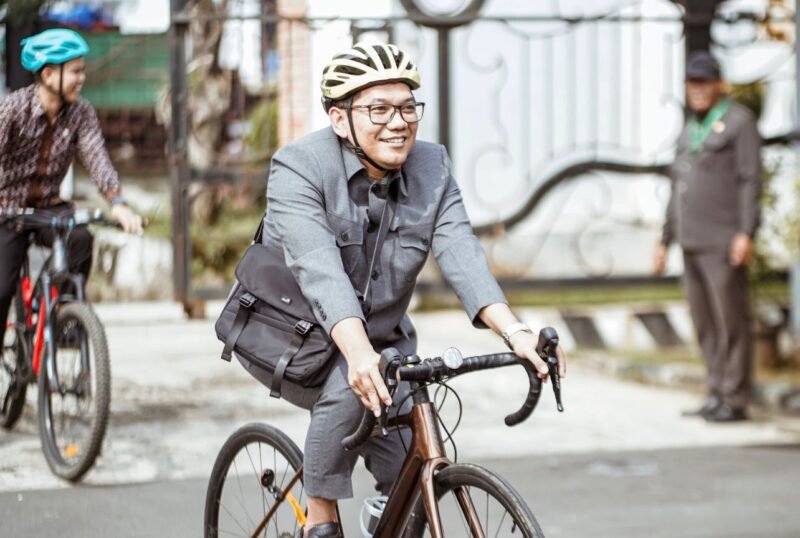 Potret Ketua DPRD Kendal Mahfud Sodiq, memasuki gerbang kantor DPRD Kendal dengan bersepeda. Rabu, (31/03/2026). Foto : Tangkapan layar Instagram/@mahfudsq.