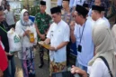 Wali Kota Pekalongan Afzan Arslan Djunaid sedang mengecek kemasan minyak goreng yang akan disalurkan kepada keluarga penerima manfaat di Pekalongan, Rabu (1/4/2026). (Istimewa/Wawasannews)