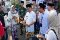Wali Kota Pekalongan Afzan Arslan Djunaid sedang mengecek kemasan minyak goreng yang akan disalurkan kepada keluarga penerima manfaat di Pekalongan, Rabu (1/4/2026). (Istimewa/Wawasannews)