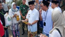 Wali Kota Pekalongan Afzan Arslan Djunaid sedang mengecek kemasan minyak goreng yang akan disalurkan kepada keluarga penerima manfaat di Pekalongan, Rabu (1/4/2026). (Istimewa/Wawasannews)