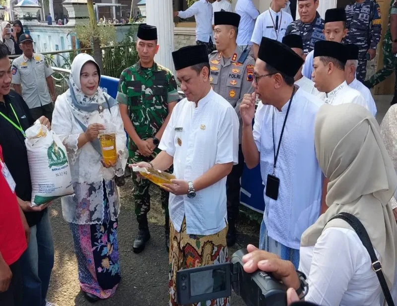 Wali Kota Pekalongan Afzan Arslan Djunaid sedang mengecek kemasan minyak goreng yang akan disalurkan kepada keluarga penerima manfaat di Pekalongan, Rabu (1/4/2026). (Istimewa/Wawasannews)